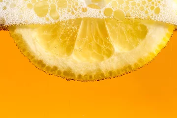 Poster Im Rahmen Lemon in the beer bubbles © tonda55