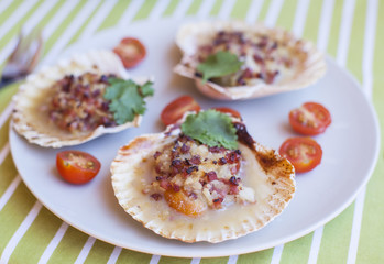 Raw queen scallops with Vegetables