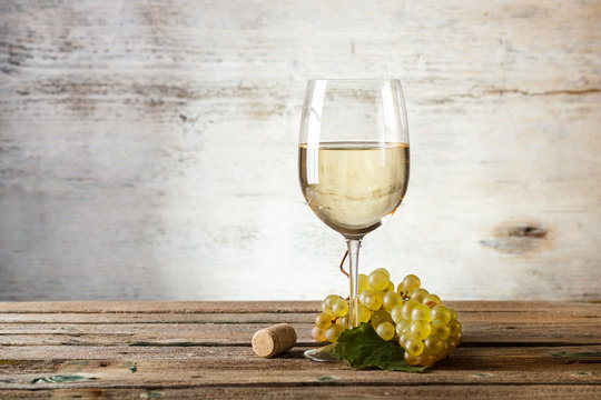Fototapeta Glass of white wine