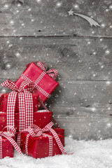 Weihnachtskarte mit Holz in Rot, Grau und Weiß - klassisch