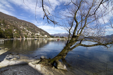 Fototapeta na wymiar Panorama sul Lago Maggiore
