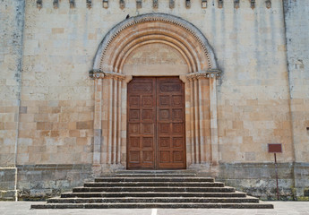 Fototapeta na wymiar przednie drzwi kościoła
