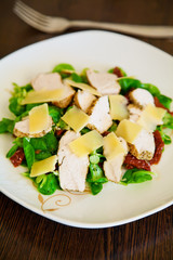Salad with chicken and dried tomatoes