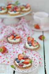 summer berries tartlets