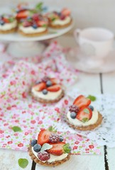 summer berries tartlets