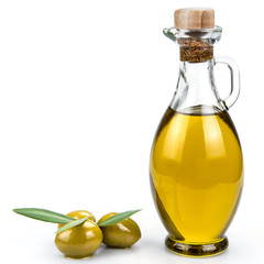 Aceite de oliva virgen extra y aceitunas con hojas