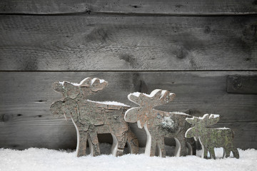 Weihnachtlicher Hintergrund aus Holz mit geschnitzten Figuren