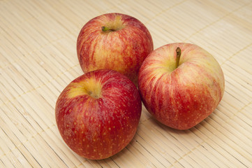 red apples