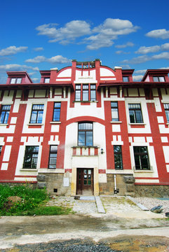house with cludy sky