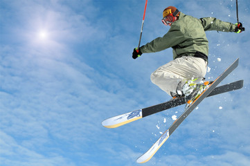 Skifahrer springt