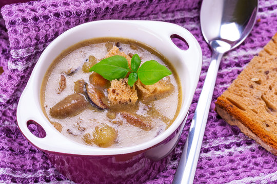 Mushroom soup with potato and croutons