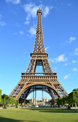Fototapeta na wymiar Eiffel Tower in the morning – Paris