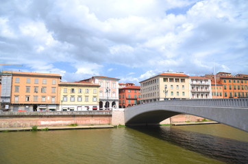 Fototapeta na wymiar Most Mezzo w Pizie, Włochy