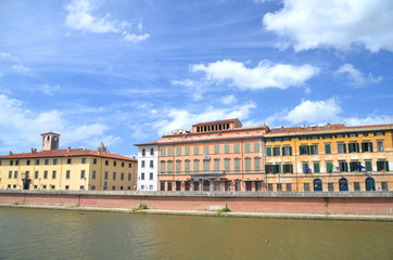 Historyczne budynki wzdłuż rzeki Arno w Pizie, Włochy