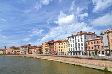 Naklejka na ściany i meble Historyczne budynki wzdłuż rzeki Arno w Pizie, Włochy