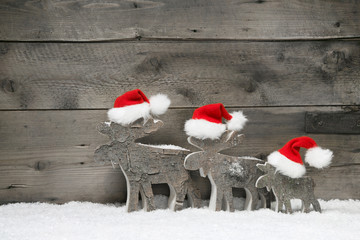 Rentier Familie als weihnachtliche Grußkarte mit Holz