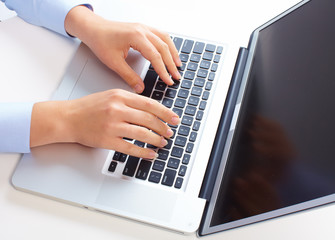 Fototapeta na wymiar Ręce z klawiatury komputera przenośnego.