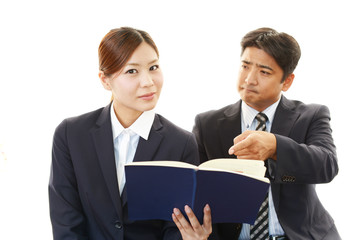 怒るビジネスマンと苦悩するOL