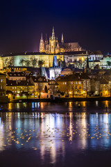 Fototapeta na wymiar Zobacz na Pradze gotyckiego zamku z mostu Karola