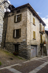 Fototapeta na wymiar Ponte di Legno-Włochy. Ulice i domy