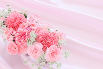 花束とサテン生地
