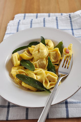 Tortellini mit Salbei