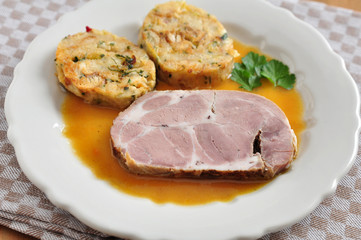 Schweinebraten mit Semmeknödel