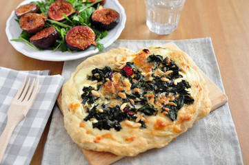 Mangold Pizza mit Pinienkernen