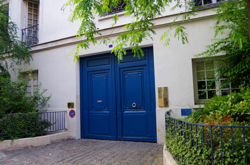 アンティークな青い扉