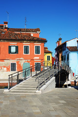 Fototapeta na wymiar Most i kolorowe domy w Burano.
