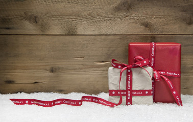 Weihnachtlicher Hintergrund aus Holz mit Geschenke