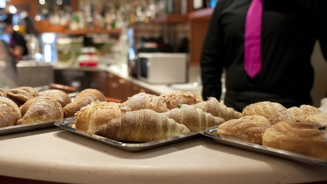 vassoio di cornetti al bar