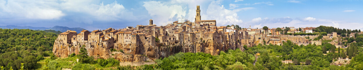 Fototapeta na wymiar Widok na panoramę miasta Pitigliano, Włochy