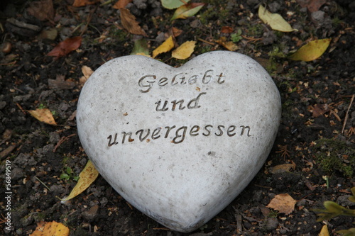 &quot;Geliebt und unvergessen nach dem Tod Herz mit Inschrift&quot; Stockfotos
