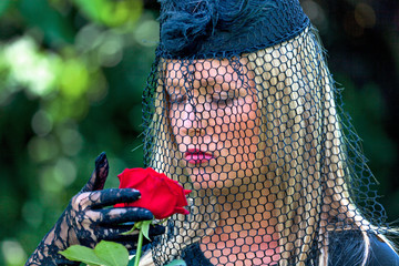 eine Witwe mit roter Rose