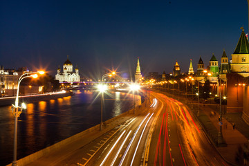Fototapeta na wymiar nocy rzeki Moskwy i ruchu, w Rosji