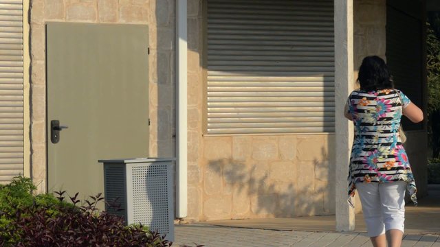 Woman escaped an attack by using sprey