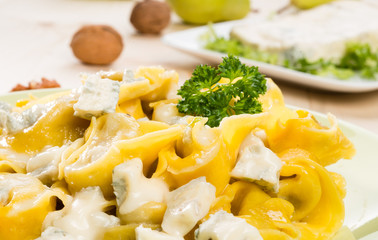 Tortelloni con gorgonzola e noci, fuoco selettivo, close-up