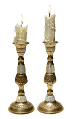 Fototapeta na wymiar Dwie pieczenie stare świece w złotych świeczników z matką
