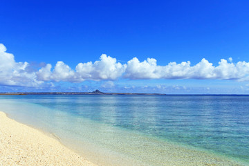 Fototapeta na wymiar Thunderhead i piękne piaszczyste plaże Okinawy