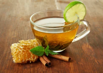 Papier Peint photo autocollant Theé Tasse transparente de thé vert au miel et à la cannelle