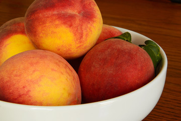 Fototapeta na wymiar Bowl of peaches