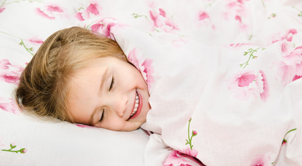 Obraz na płótnie Canvas Adorable little girl sleep in the bed