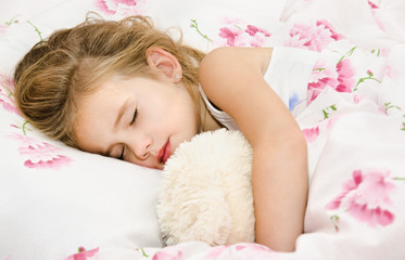 Obraz na płótnie Canvas Adorable little girl sleeping in the bed