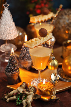 Weihnachtlich gedeckter Tisch mit Dessert im Glas