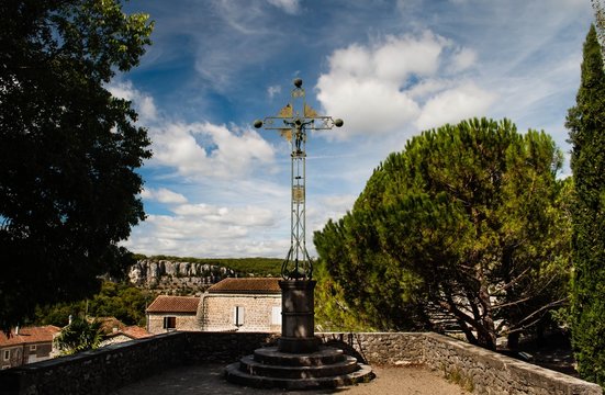 Parvis de l'&eacute;glise de Balazuc en Ard&egrave;che.
