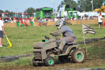 course de tracteur tondeuse fête de l'agriculture nozay 