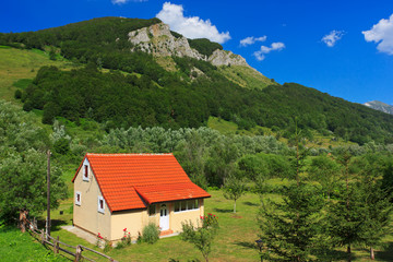 Fototapeta na wymiar Lonely hut in the beautiful mountain landscape in Montenegro