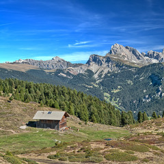 Fototapeta na wymiar Alpine hut in the dolomites