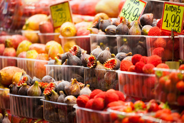 Fototapeta na wymiar Fruits market, in La Boqueria,Barcelona famous marketplace